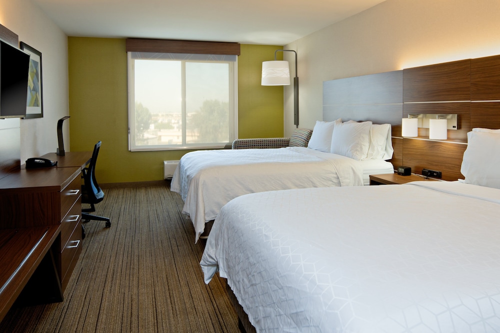 Standard Room, 2 Queen Beds - Photo 2