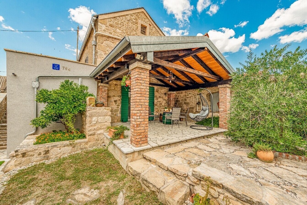 Romantic House, 2 Bedrooms, Hot Tub, Courtyard View
