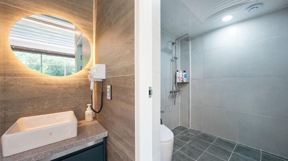 Room (F2) - Photo 10