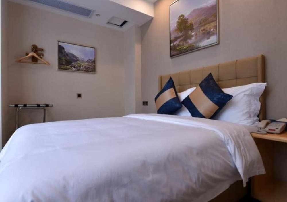Room, 1 King Bed, Smoking photo 3