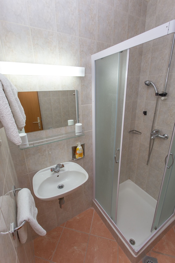 Standard Triple Room, Private Bathroom - Photo 7