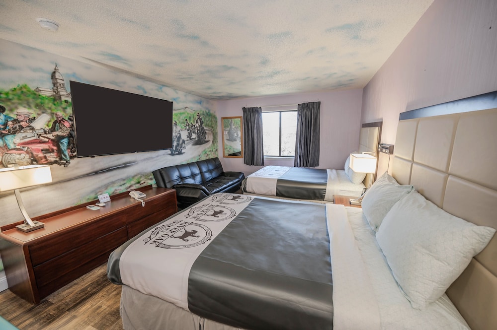 Premium Suite, 2 Queen Beds, Non Smoking photo 2