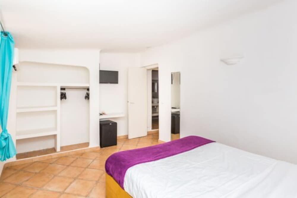 Family Room, Multiple Beds photo 1