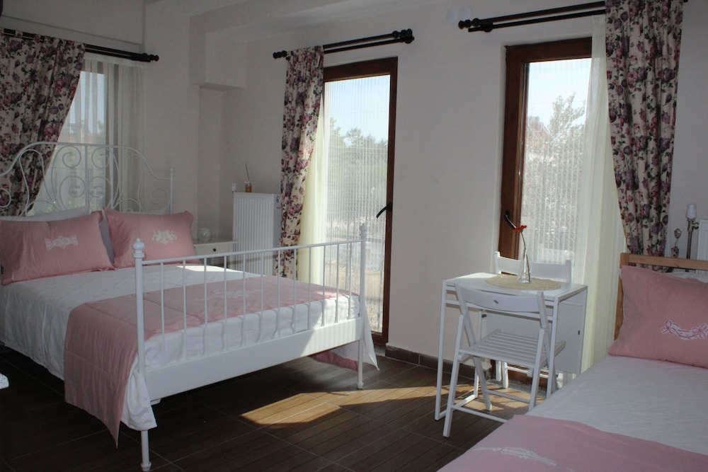 Deluxe Triple Room, Multiple Beds, Garden View photo 1