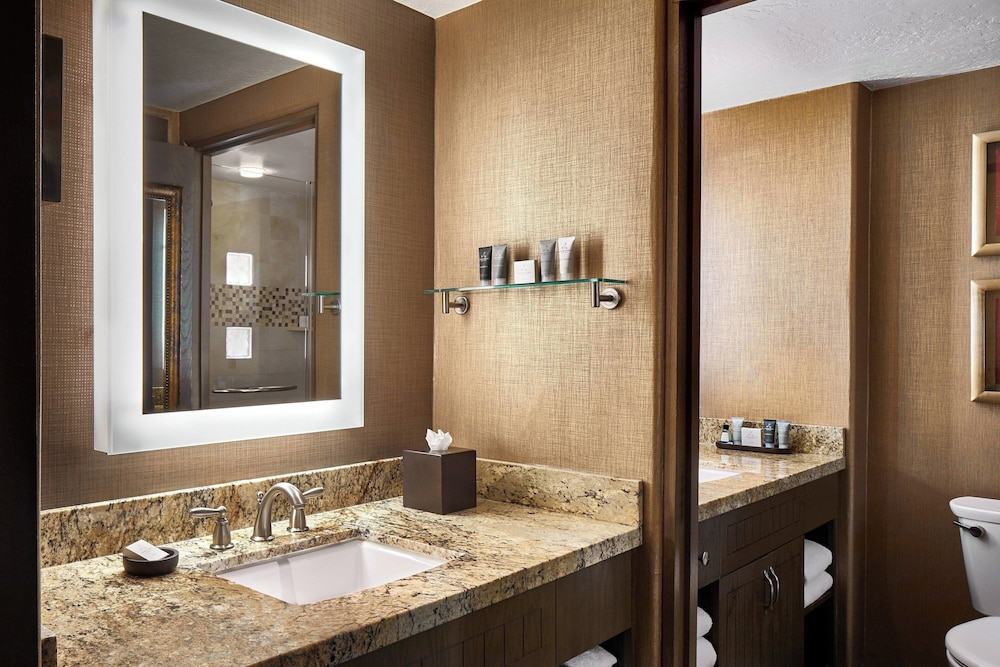 Signature Room, 1 King Bed - Photo 4