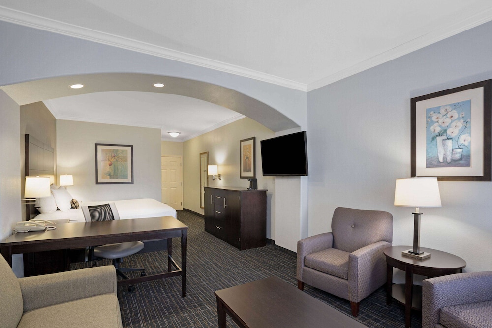 Suite, 1 King Bed - Photo 3