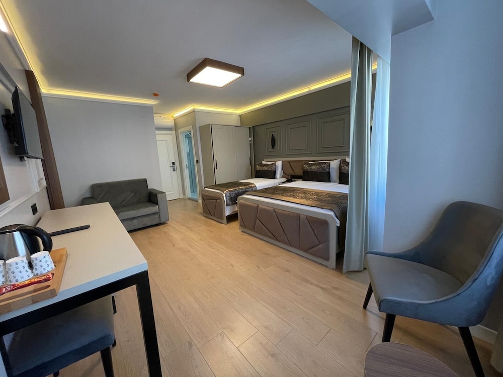 Superior Triple Room photo 2