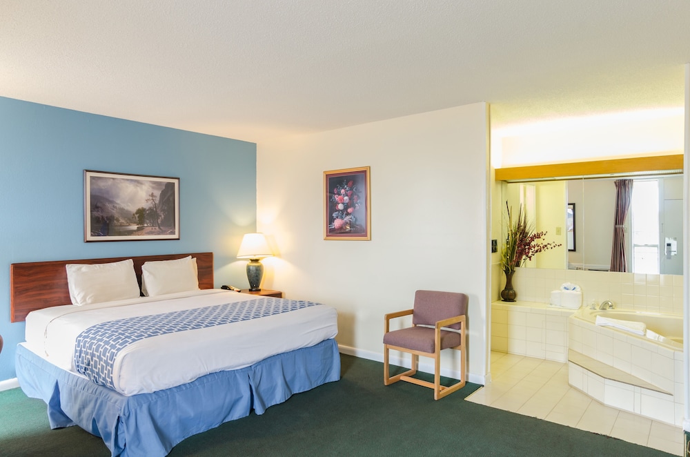 Deluxe Suite, 1 King Bed, Non Smoking, Hot Tub photo 1