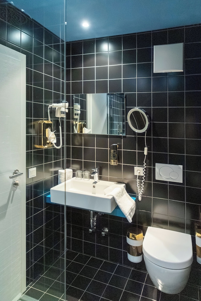 Double Room, Private Bathroom - Photo 6