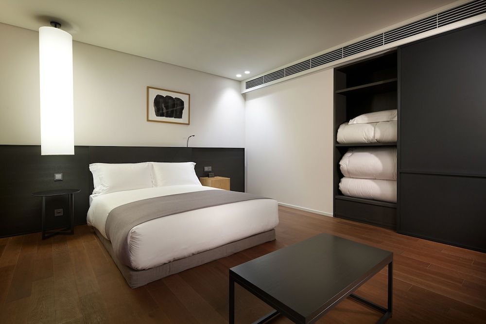 Traditional Suite, City View (No Pool Access)