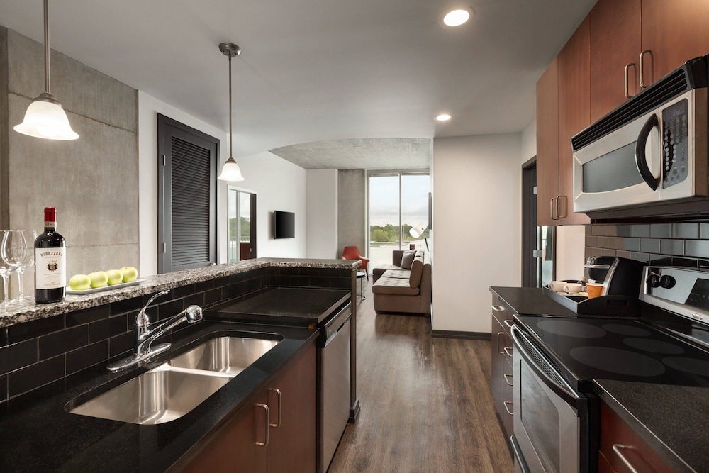 Suite, 2 Bedrooms, Balcony - Photo 4