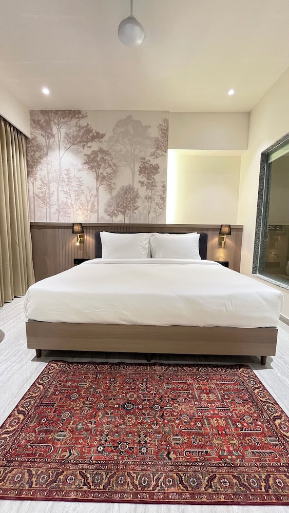 Deluxe Room, 1 King Bed, City View