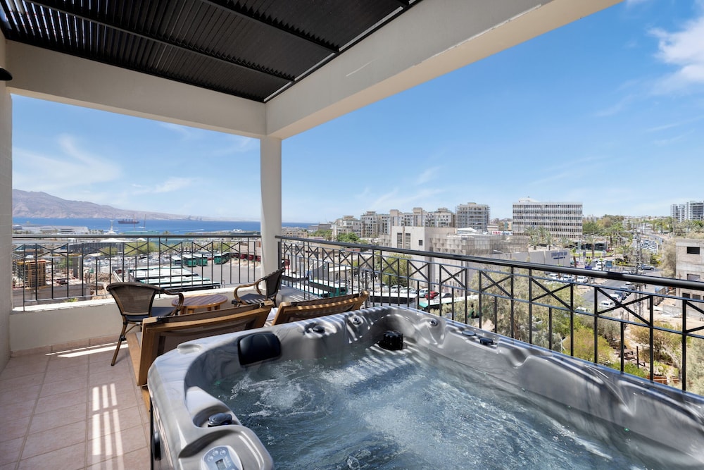 Comfort Premium Room with Hot Tub and Balcony photo 3