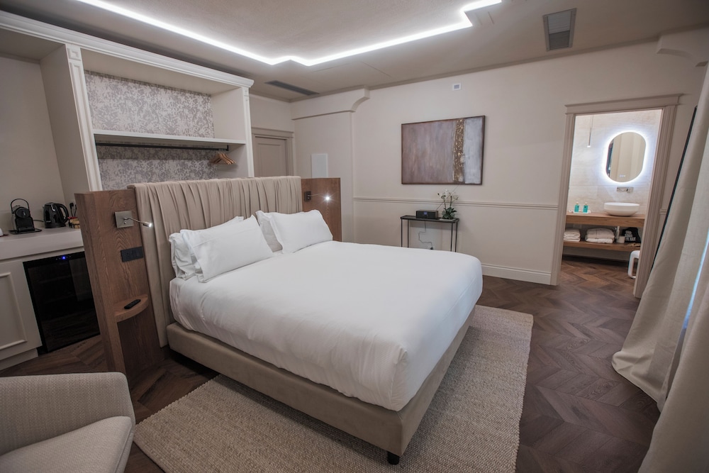Superior Room, 1 King Bed, Non Smoking, City View