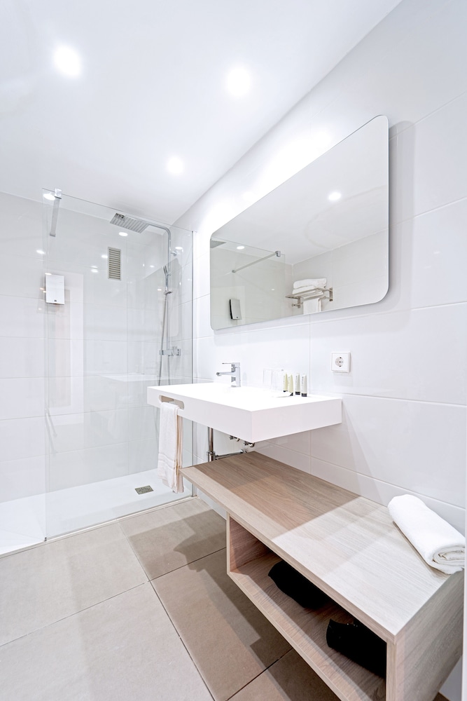 Deluxe Suite, Partial Sea View