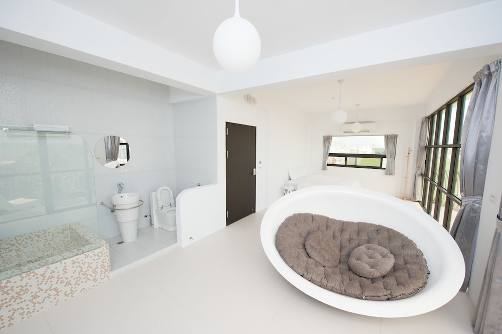 Luxury Double Room, 1 Queen Bed, Balcony, Sea Facing photo 2