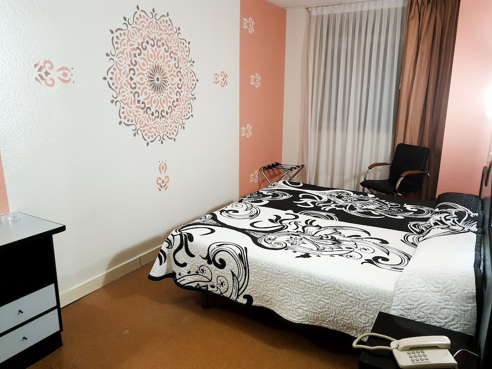 Economy Twin Room photo 2