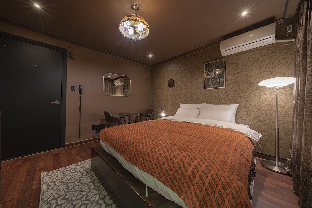 Hong Kong Standard - Photo 4