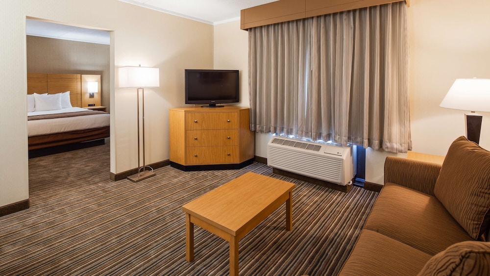 Family Suite, 1 King Bed, Non Smoking, Refrigerator & Microwave (with Sofabed) - Photo 1