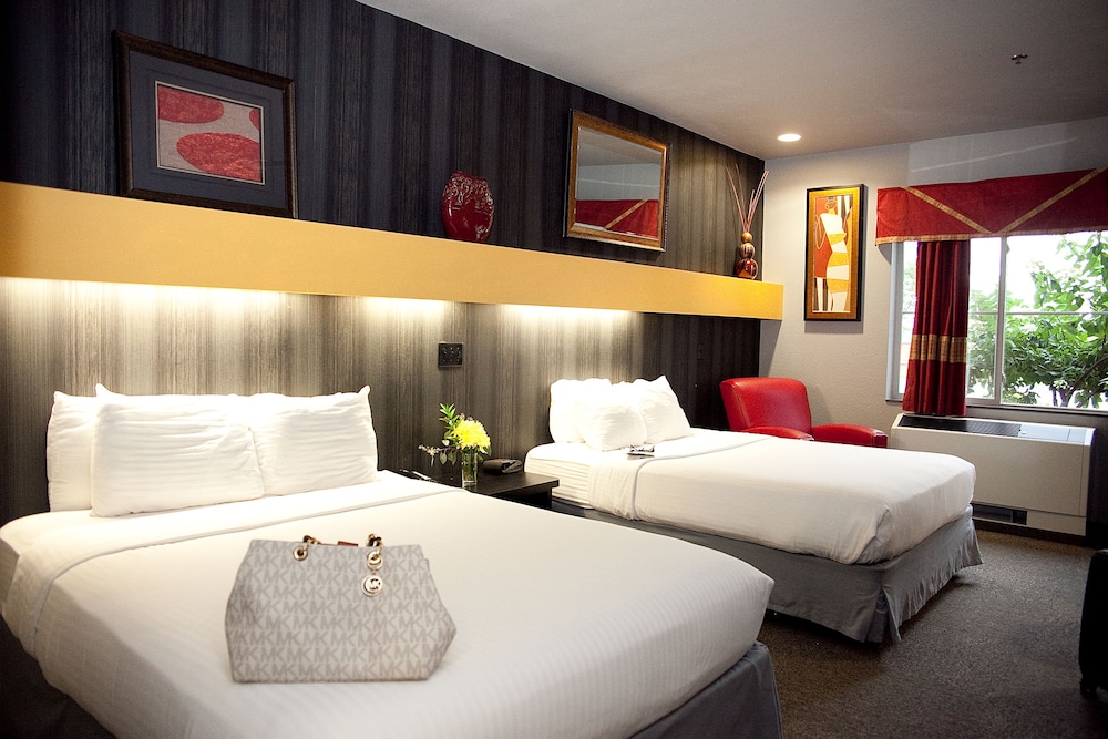 Room, 2 Queen Beds, Mobility Accessible - Photo 1