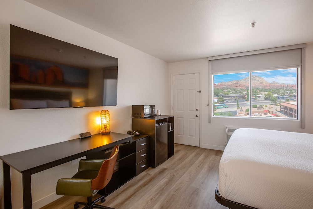Deluxe Room, 1 King Bed, Patio, Mountain View - Photo 3