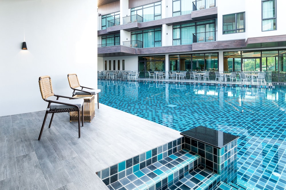 Deluxe Pool Access - King bed - Photo 6