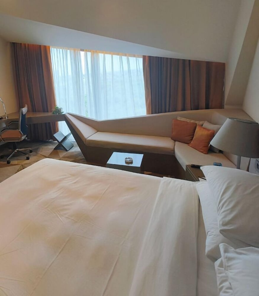 Superior Room, 1 King Bed (Airport View)