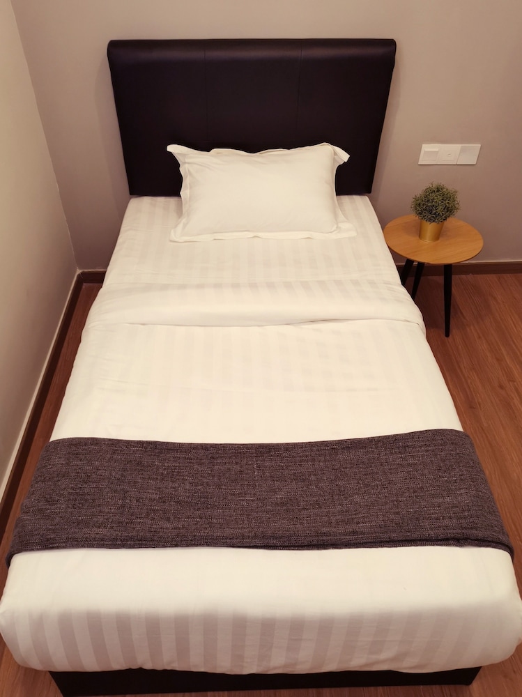 Basic Single Room, 1 Twin Bed, No Windows photo 2