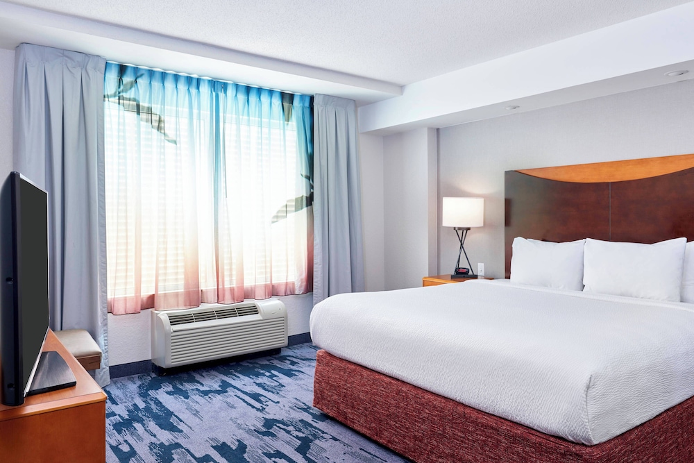 Room, 1 King Bed, (Skyline View) - Photo 3