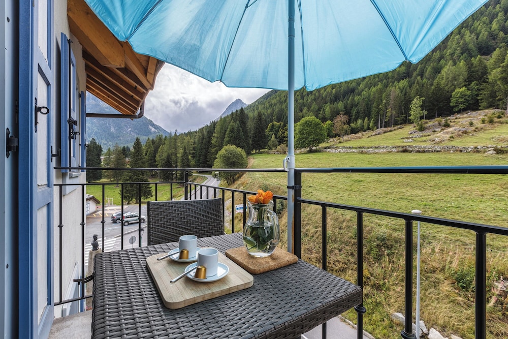 Family Apartment, Multiple Bedrooms (Vallorcine Buet 53 ski in / ski out) Family Apartment, Multiple Bedrooms (Vallorcine Buet 53 ski in / ski out)