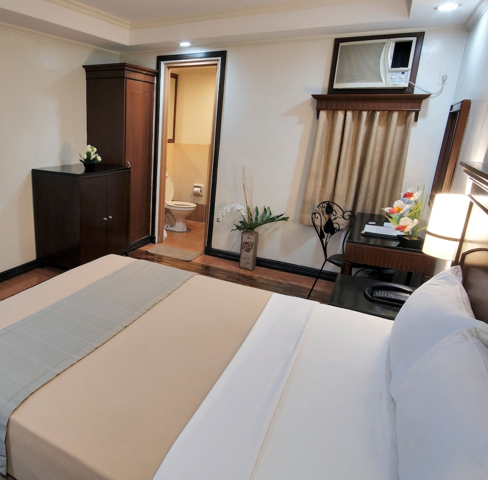 Deluxe Room, 1 Queen Bed - Photo 11