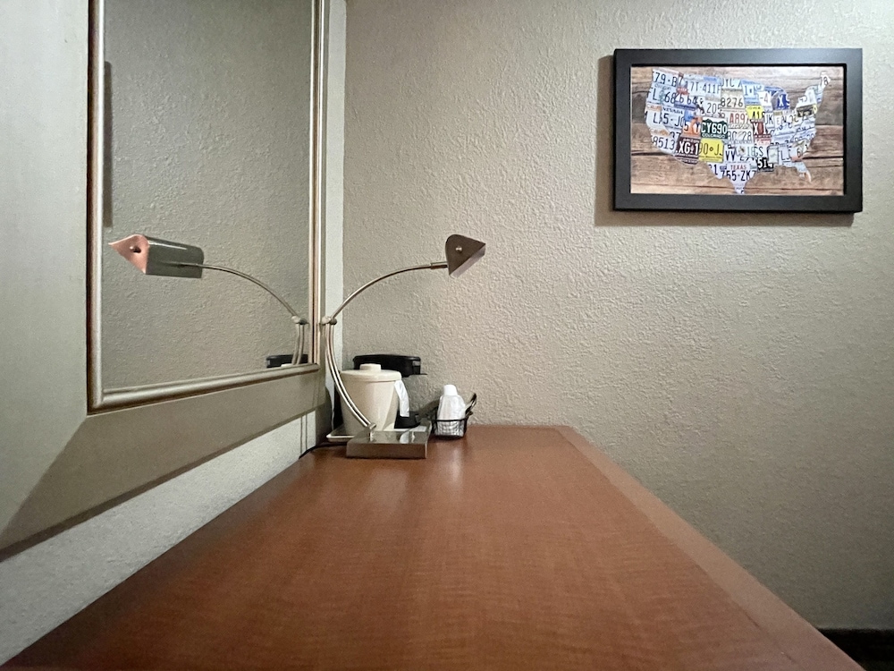Executive Room, 1 King Bed, Non Smoking, Refrigerator & Microwave photo 2
