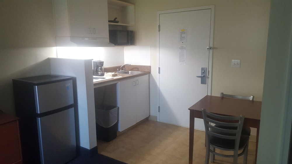 Deluxe Room, 1 Queen Bed, Smoking, Kitchenette - Photo 4