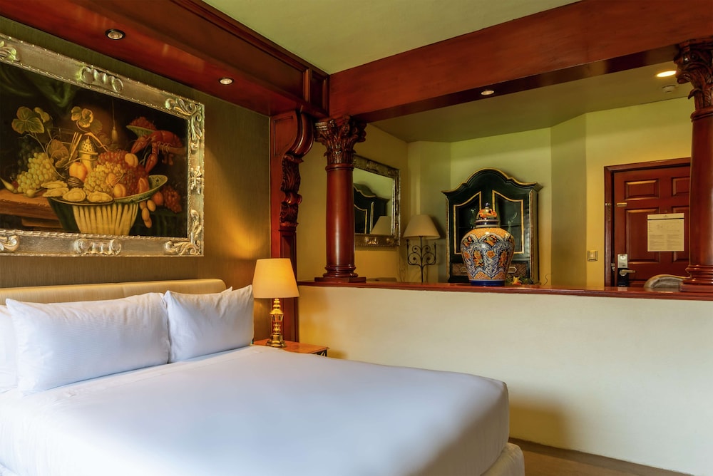 Junior Suite, 1 King Bed - Photo 1