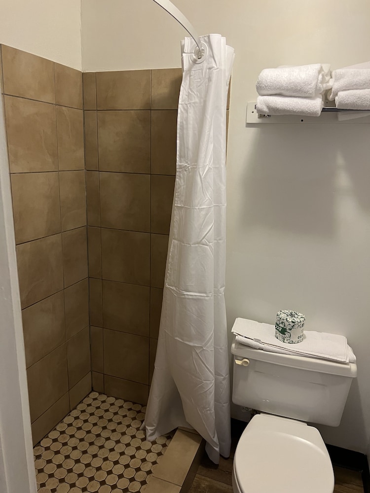 Basic Double Room, 2 Double Beds photo 2