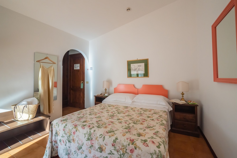 Classic Double or Twin Room - Photo 9