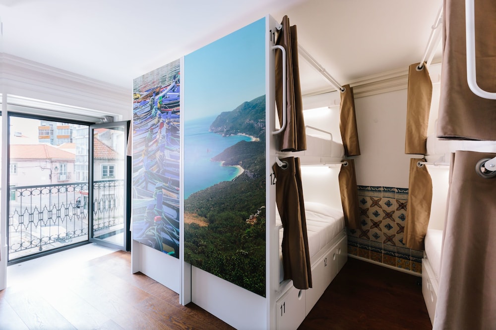 Shared Dormitory, Mixed Dorm, Private Bathroom (1 bed in 12 Bed Dorm) photo 1