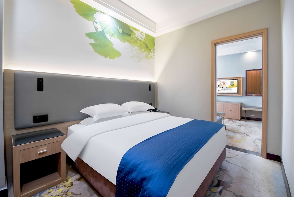Suite, 1 King Bed, Non Smoking photo 3
