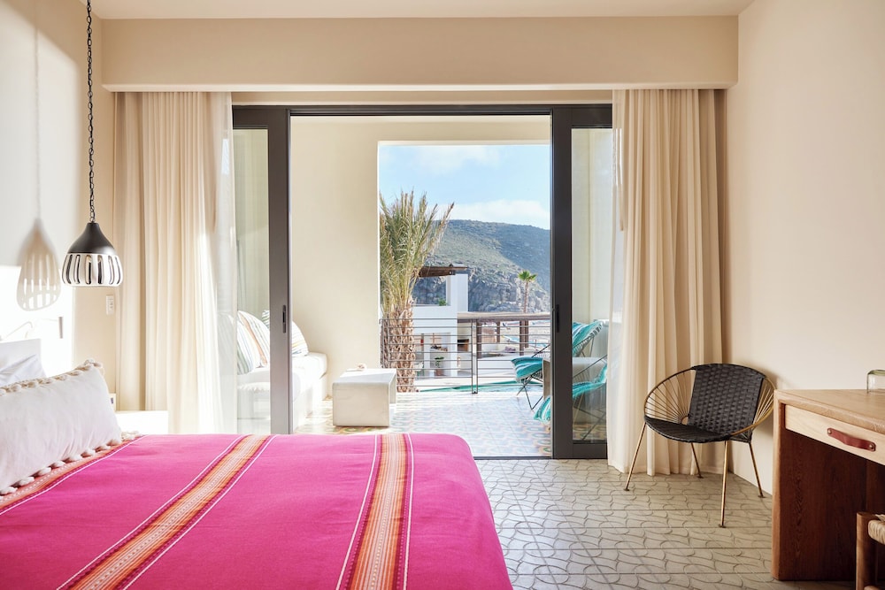 Room, 1 King Bed, Poolside photo 2