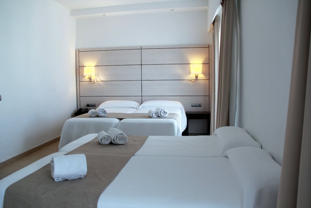 Quadruple Room, Balcony - Photo 6