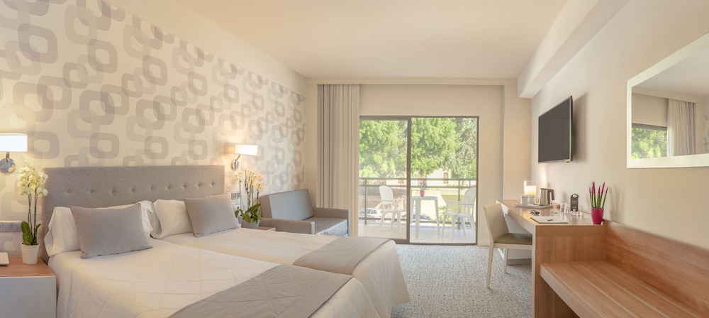 Habitación Doble Superior, Terraza, Vista a la Ciudad (3 Adultos y 1 Niño)