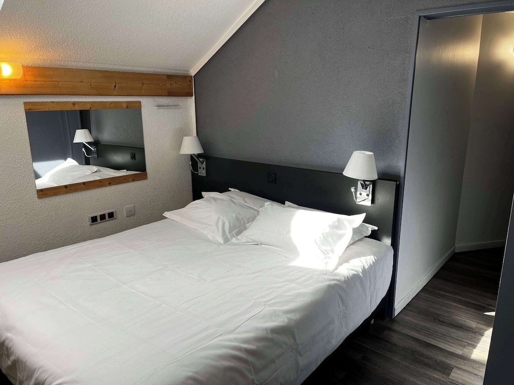 Economy Room, 1 Queen Bed, Non Smoking (Small Room) thumbnail 6