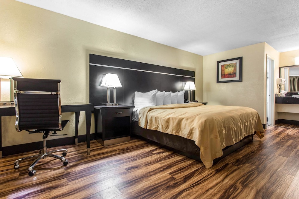 Standard Room, 1 King Bed, Smoking - Photo 2