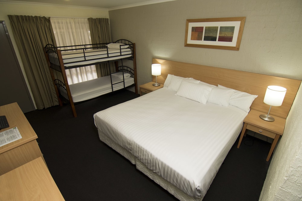 Standard Room (1 King Bed and 1 Bunk Bed) - Photo 7