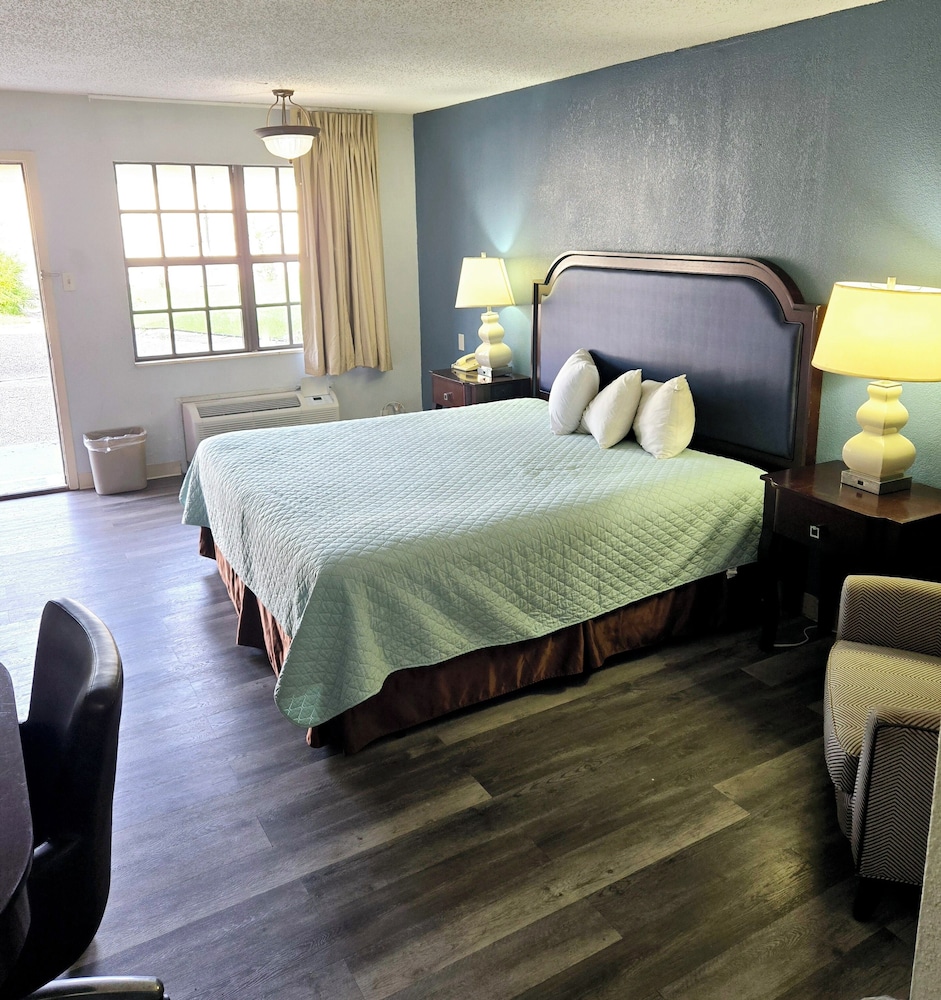 Standard Room, 1 King Bed, Non Smoking - Photo 1