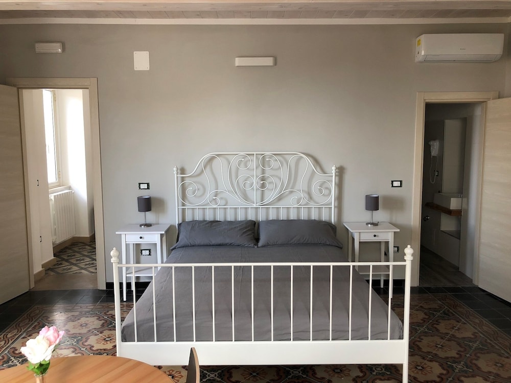 Room, 1 Queen Bed with Sofa bed (I Pensatori) photo 1