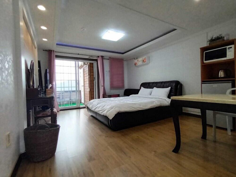 Room (Camellia)