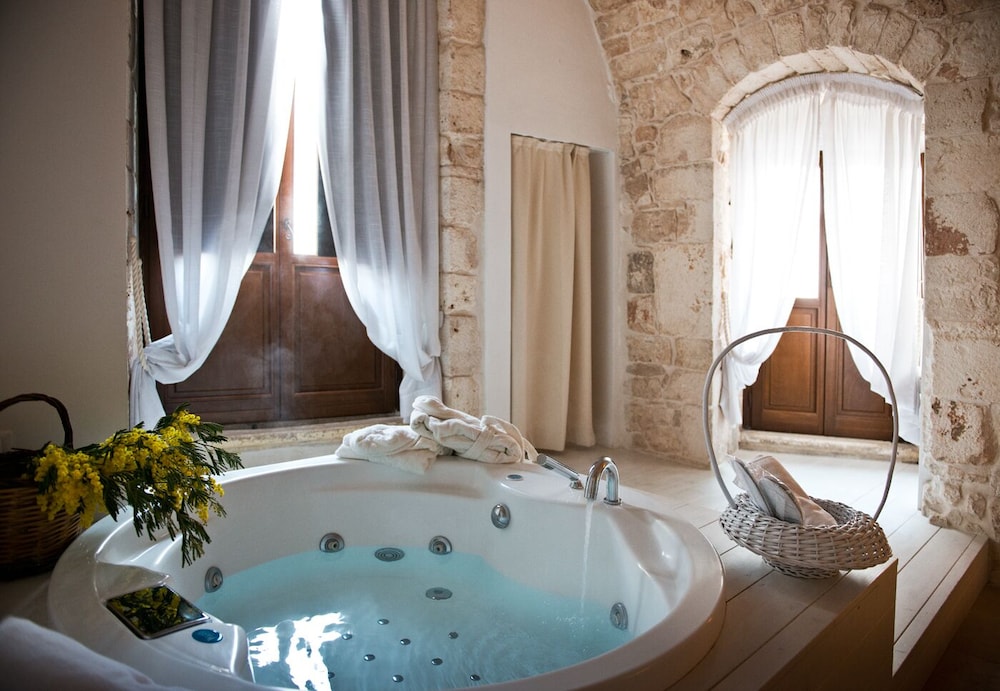 Deluxe Suite (With Spa Bath) - Photo 5