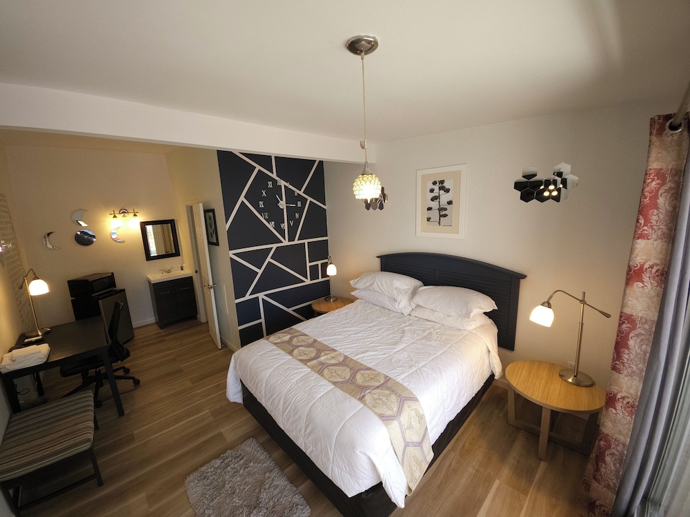 Standard Room, 1 King Bed, Smoking photo 1