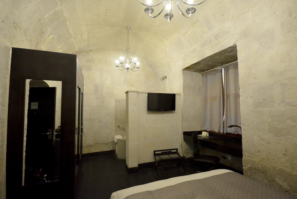 Superior Suite, 1 Queen Bed - Photo 3